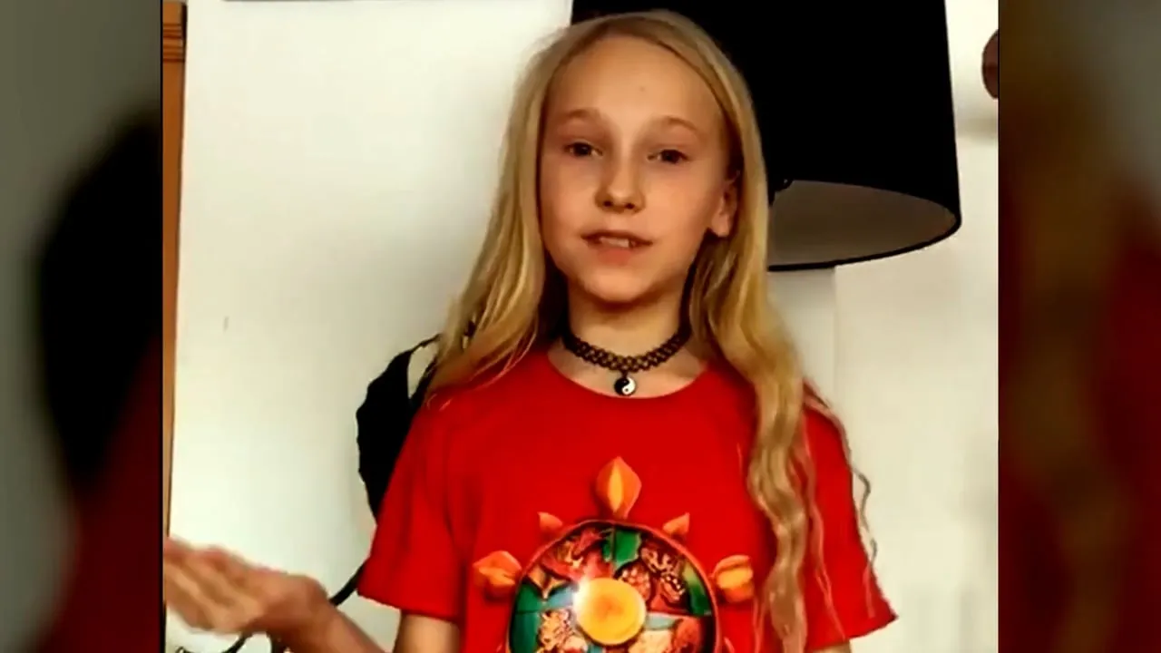 Standbild aus dem Video: Ein Mädchen im roten SanTi-Shirt mit dem Rad des Kung-Fu erzählt in die Kamera.